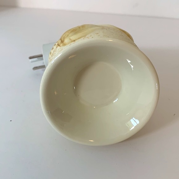 Scentsy Seashells Beachy Plug-In Wax Warmer Ceramic Sandy Finish Raised Shells - Picture 12 of 14